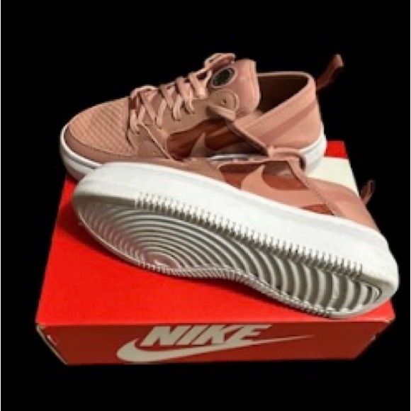 Women’s rose color Nikes great condition size 7 - Picture 3 of 5